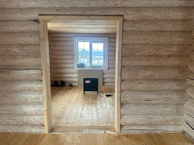 Обсада внутренних дверей и арочных проёмов в доме из бревна ручной рубки 380–400 мм с учётом остаточной усадки